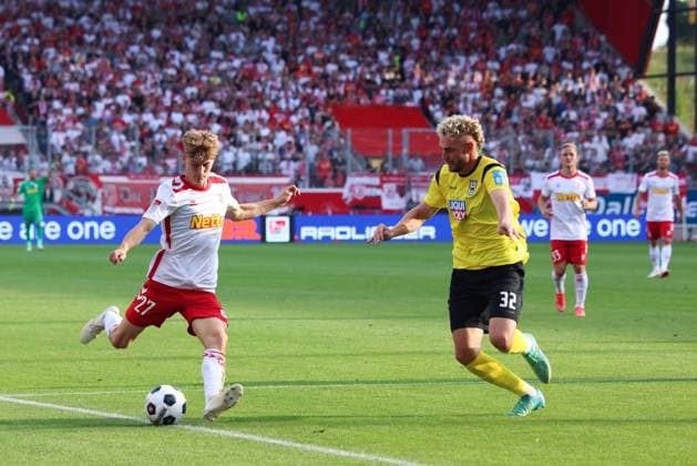27 Dominik Kother (SSV Jahn Regensburg, 27), 32 Philipp Strompf (SSV Ulm 1846, 32), GER, SSV Jahn Regensburg vs. SSV Ulm 1846, Fussball, 2. Bundesliga, 2. Spieltag, Spielzeit 2024, 09.08.2024 (DFB DFL regulations prohibit any use of photographs as image sequences and or quasi-video) GER, SSV Jahn Regensburg vs. SSV Ulm 1846, Fussball, 2. Bundesliga, 2. Spieltag, Spielzeit 2024, 09.08.2024 Regensburg