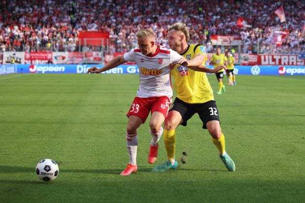 33 Kai Proeger (SSV Jahn Regensburg, 33), 32 Philipp Strompf (SSV Ulm 1846, 32), GER, SSV Jahn Regensburg vs. SSV Ulm 1846, Fussball, 2. Bundesliga, 2. Spieltag, Spielzeit 2024, 09.08.2024 (DFB DFL regulations prohibit any use of photographs as image sequences and or quasi-video) GER, SSV Jahn Regensburg vs. SSV Ulm 1846, Fussball, 2. Bundesliga, 2. Spieltag, Spielzeit 2024, 09.08.2024 Regensburg