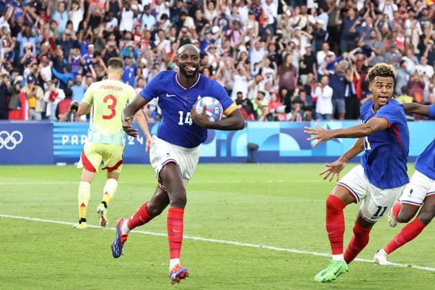 JEUX OLYMPIQUES PARIS 2024 PHOTOPQR LE PARISIEN LP Fred Dugit ; Paris ; 09 08 2024 ; JO Paris 2024 Paris (XVIe), le 09 08 2024 Parc des Princes Finale de football hommes France - Espagne Joie de Jean-Philippe Mateta après son penalty égalisateur avec Desiré Doue LP Fred Dugit - The Paris 2024 Summer Olympic Games, Olympische Spiele, Olympia, OS (Jul 26-Aug 11, 2024).