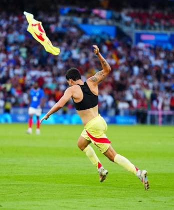 Sergio Camello of Spain celebrates scoring a goal to make it 3-5 during the Olympic Men s Football Final, France v Spain Paris 2024 Olympic Games, Olympische Spiele, Olympia, OS Day Fourteen, Paris, France - 09 Aug 2024 EDITORIAL USE ONLY No use with unauthorised audio, video, data, fixture lists (outside the EU), club league logos or live services. Online in-match use limited to 45 images (+15 in extra time). No use to emulate moving images. No use in betting, games or Copyright: xJavierxGarcia Shutterstockx 14622991dw