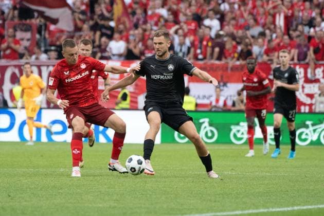 09.08.2024, xhfmx, Fussball 2.Bundesliga, 1.FC Kaiserslautern - SpVgg Greuther Fürth emspor, v.l. Daniel Hanslik (1.FC Kaiserslautern), Luca Itter (SpVgg Greuther Fürth) (DFL DFB REGULATIONS PROHIBIT ANY USE OF PHOTOGRAPHS as IMAGE SEQUENCES and or QUASI-VIDEO) Kaiserslautern