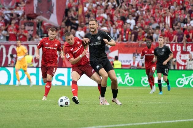 09.08.2024, xhfmx, Fussball 2.Bundesliga, 1.FC Kaiserslautern - SpVgg Greuther Fürth emspor, v.l. Daniel Hanslik (1.FC Kaiserslautern), Luca Itter (SpVgg Greuther Fürth) (DFL DFB REGULATIONS PROHIBIT ANY USE OF PHOTOGRAPHS as IMAGE SEQUENCES and or QUASI-VIDEO) Kaiserslautern
