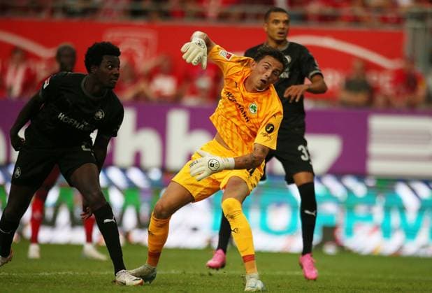 Nahuel Noll (44, Torwart, Greuther Fürth) kassiert den dem späten 2:2 Ausgleich durch Ragnar Ache (9, FC Kaiserslautern) 09.08.2024, Fußball, 2. Bundesliga, FC Kaiserslautern - SpVgg Greuther Fürth, 2. Spieltag, Saison 2024 25, Fritz Walter Stadion, Kaiserslautern, Deutschland, zmdz, ** DFB & DFL regulations prohibit any use of photographs as image sequences and or quasi-video. ** FC Kaiserslautern - SpVgg Greuther Fürth