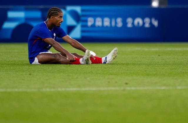 240809 Loic Bade of France looks dejected after the men™s football final between France and Spain during day 14 of the Paris 2024 Olympic Games, Olympische Spiele, Olympia, OS on August 9, 2024 in Paris. Photo: Johanna Säll BILDBYRAN kod JL JL0429 fotboll football soccer fotball olympic games olympics os ol olympiska spel olympiske leker paris 2024 paris-os paris-ol 14 bbeng spanien frankrike depp Copyright: JOHANNAxSÄLL BB240809ZC206
