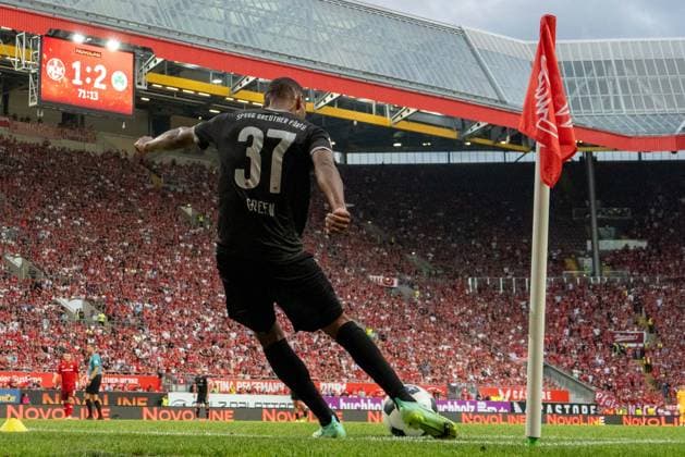 09.08.2024, xhfmx, Fussball 2.Bundesliga, 1.FC Kaiserslautern - SpVgg Greuther Fürth emspor, Julian Green (SpVgg Greuther Fürth) beim Eckball. (DFL DFB REGULATIONS PROHIBIT ANY USE OF PHOTOGRAPHS as IMAGE SEQUENCES and or QUASI-VIDEO) Kaiserslautern