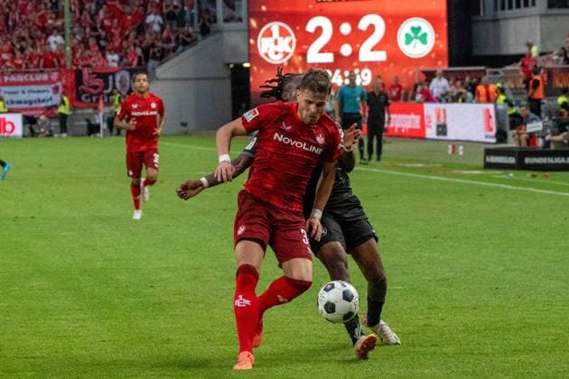 09.08.2024, xhfmx, Fussball 2.Bundesliga, 1.FC Kaiserslautern - SpVgg Greuther Fürth emspor, v.l. Jan Elvedi (1.FC Kaiserslautern), Noel Futkeu (SpVgg Greuther Fürth) (DFL DFB REGULATIONS PROHIBIT ANY USE OF PHOTOGRAPHS as IMAGE SEQUENCES and or QUASI-VIDEO) Kaiserslautern