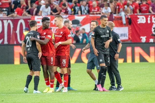 09.08.2024, xhfmx, Fussball 2.Bundesliga, 1.FC Kaiserslautern - SpVgg Greuther Fürth emspor, v.l. Leander Popp (SpVgg Greuther Fürth), Ragnar Ache (1.FC Kaiserslautern), Filip Kaloc (1.FC Kaiserslautern), Julian Green (SpVgg Greuther Fürth) (DFL DFB REGULATIONS PROHIBIT ANY USE OF PHOTOGRAPHS as IMAGE SEQUENCES and or QUASI-VIDEO) Kaiserslautern