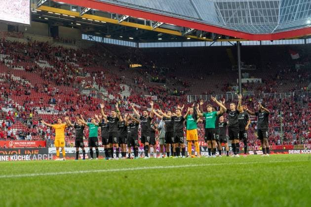 09.08.2024, xhfmx, Fussball 2.Bundesliga, 1.FC Kaiserslautern - SpVgg Greuther Fürth emspor, Greuther Fürth bedankt sich bei den Fans. (DFL DFB REGULATIONS PROHIBIT ANY USE OF PHOTOGRAPHS as IMAGE SEQUENCES and or QUASI-VIDEO) Kaiserslautern
