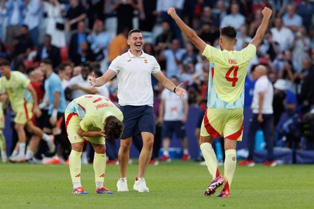 August 9, 2024, Paris, France: Spain celebrate after defeating France in the menÃ¢â‚¬â ¢s final match of the 2024 Olympic Games, Olympische Spiele, Olympia, OS Football Tournament between France and Spain at the Parc des Princes stadium in Paris, France. Spain won 5:3 in extra time. Paris France - ZUMAl303 20240809_oly_l303_037 Copyright: xSydneyxLowx