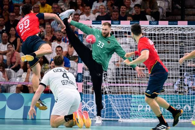 Bilder des Jahres 2024, Sport 08 August Sport Themen der Woche KW32 Sport Bilder des Tages Paris, Frankreich: Handball Olympia Herren - Halbfinale - Deutschland - Spanien v.li. Javier Rodriguez Moreno (Spanien), Torhueter Andreas Wolff (Deutschland) Lille Stade Pierre Mauroy Frankreich *** Paris, France Handball Olympia Men Semifinal Germany Spain v li Javier Rodriguez Moreno Spain , Goalkeeper Andreas Wolff Germany Lille Stade Pierre Mauroy France