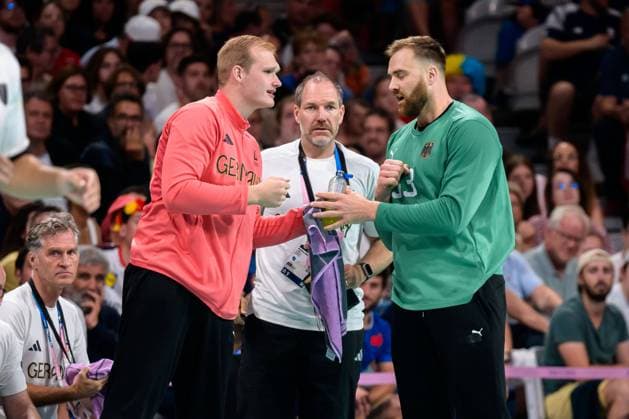 Paris, Frankreich: Handball Olympia Herren - Halbfinale - Deutschland - Spanien v.li. Torhueter David Späth David Spaeth (Deutschland), Torwarttrainer Mattias Andersson (Deutschland), Torhueter Andreas Wolff (Deutschland) Lille Stade Pierre Mauroy Frankreich