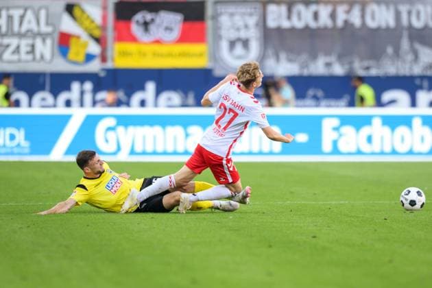 Fußball, 2. Bundesliga, 20240809, SSV Jahn Regensburg - SSV Ulm 1846. Im Bild Philipp MAIER (SSV Ulm 1846, 26) und Dominik KOTHER (SSV Jahn Regensubrg, 27) Zweikampf Ball. Regensburg Jahnstadion Bayern Deutschland