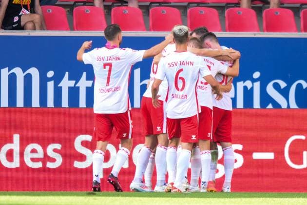 Fußball, 2. Bundesliga, 20240809, SSV Jahn Regensburg - SSV Ulm 1846. Im Bild Regensburg Torjubel bejubelt Jubel Tor 1:0. Regensburg Jahnstadion Bayern Deutschland