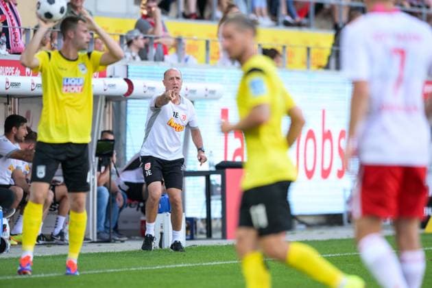 Fußball, 2. Bundesliga, 20240809, SSV Jahn Regensburg - SSV Ulm 1846. Im Bild Trainer des SSV Jahn Regensubrg Joe ENOCHS zeigt deutet Zeigefinger Anweisung Instruktion Unterweisung Korrektur dirigiert Dirigent coaching coacht. Regensburg Jahnstadion Bayern Deutschland