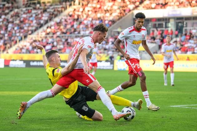 Fußball, 2. Bundesliga, 20240809, SSV Jahn Regensburg - SSV Ulm 1846. Im Bild Christian VIET (SSV Jahn Regensubrg, 10) und Niklas KOLBE (SSV Ulm 1846, 27). Regensburg Jahnstadion Bayern Deutschland