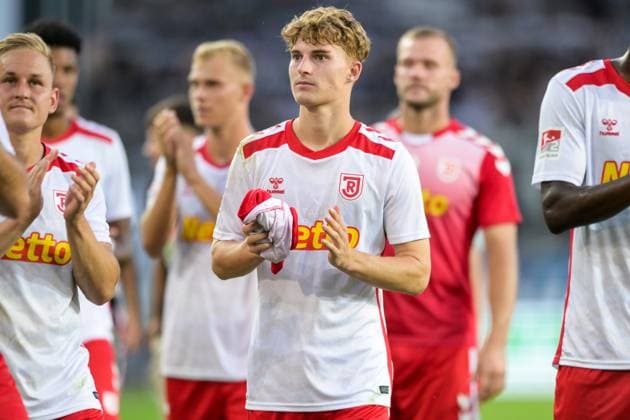 Fußball, 2. Bundesliga, 20240809, SSV Jahn Regensburg - SSV Ulm 1846. Im Bild Dominik KOTHER (SSV Jahn Regensubrg, 27) Schlussjubel. Regensburg Jahnstadion Bayern Deutschland
