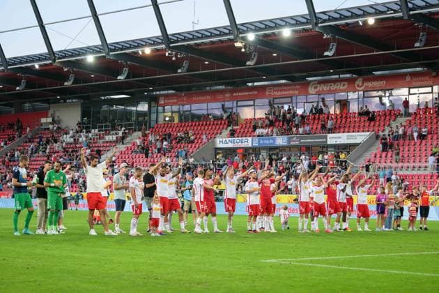 Fußball, 2. Bundesliga, 20240809, SSV Jahn Regensburg - SSV Ulm 1846. Im Bild Regensburg Schlussjubel vor Fans. Regensburg Jahnstadion Bayern Deutschland