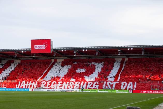 09.08.2024, Fussball, GER, Saison, 2.Liga, Saision 2024 2025, SSV Jahn Regensburg - SSV Ulm 1846 Fußball Choreo der Jahn Fans vor dem Spiel DFL REGULATIONS PROHIBIT ANY USE OF PHOTOGRAPHS AS IMAGE SEQUENCES AND OR QUASI-VIDEO. Regensburg Bayern Deutschland Jahnstadion Regensburg