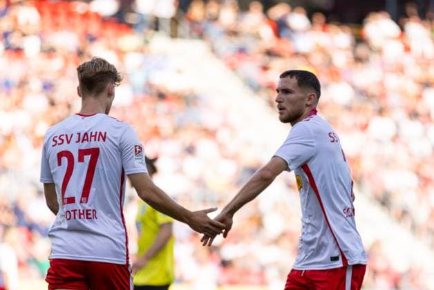 09.08.2024, Fussball, GER, Saison, 2.Liga, Saision 2024 2025, SSV Jahn Regensburg - SSV Ulm 1846 Fußball Dominik Kother (SSV Jahn Regensburg) und Oscar Schönfelder (SSV Jahn Regensburg) DFL REGULATIONS PROHIBIT ANY USE OF PHOTOGRAPHS AS IMAGE SEQUENCES AND OR QUASI-VIDEO. Regensburg Bayern Deutschland Jahnstadion Regensburg