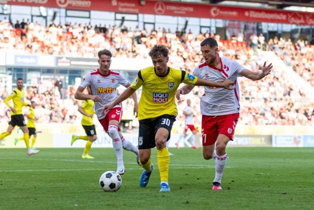 09.08.2024, Fussball, GER, Saison, 2.Liga, Saision 2024 2025, SSV Jahn Regensburg - SSV Ulm 1846 Fußball Maurice Krattenmacher am Ball vor Oscar Schönfelder (SSV Jahn Regensburg) DFL REGULATIONS PROHIBIT ANY USE OF PHOTOGRAPHS AS IMAGE SEQUENCES AND OR QUASI-VIDEO. Regensburg Bayern Deutschland Jahnstadion Regensburg