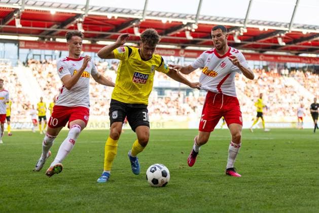 09.08.2024, Fussball, GER, Saison, 2.Liga, Saision 2024 2025, SSV Jahn Regensburg - SSV Ulm 1846 Fußball Maurice Krattenmacher am Ball vor Oscar Schönfelder (SSV Jahn Regensburg)und Christian Viet (SSV Jahn Regensburg) DFL REGULATIONS PROHIBIT ANY USE OF PHOTOGRAPHS AS IMAGE SEQUENCES AND OR QUASI-VIDEO. Regensburg Bayern Deutschland Jahnstadion Regensburg