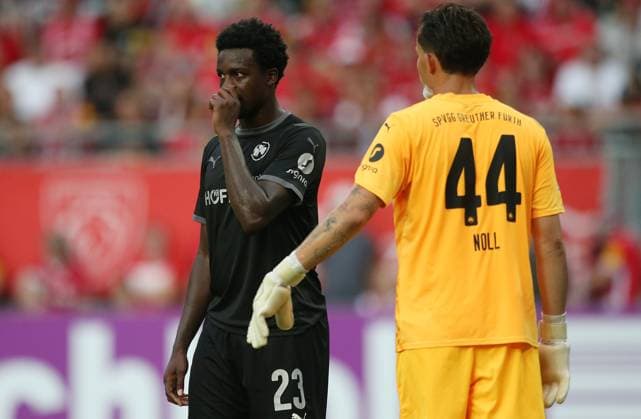 Gideon Jung (23, Greuther Fürth), Nahuel Noll (44, Torwart, Greuther Fürth) 09.08.2024, Fußball, 2. Bundesliga, FC Kaiserslautern - SpVgg Greuther Fürth, 2. Spieltag, Saison 2024 25, Fritz Walter Stadion, Kaiserslautern, Deutschland, zmdz, ** DFB & DFL regulations prohibit any use of photographs as image sequences and or quasi-video. ** FC Kaiserslautern - SpVgg Greuther Fürth