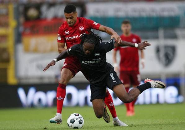 Jan Gyamerah (32, FC Kaiserslautern), Noel Futkeu (9, Greuther Fürth) 09.08.2024, Fußball, 2. Bundesliga, FC Kaiserslautern - SpVgg Greuther Fürth, 2. Spieltag, Saison 2024 25, Fritz Walter Stadion, Kaiserslautern, Deutschland, zmdz, ** DFB & DFL regulations prohibit any use of photographs as image sequences and or quasi-video. ** FC Kaiserslautern - SpVgg Greuther Fürth
