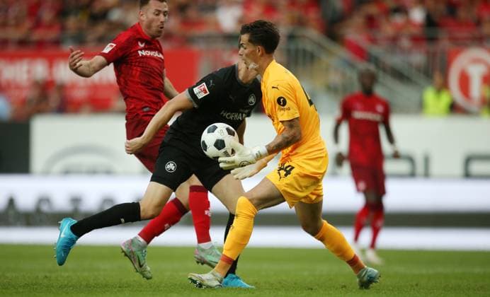 Nahuel Noll (44, Torwart, Greuther Fürth) haelt 09.08.2024, Fußball, 2. Bundesliga, FC Kaiserslautern - SpVgg Greuther Fürth, 2. Spieltag, Saison 2024 25, Fritz Walter Stadion, Kaiserslautern, Deutschland, zmdz, ** DFB & DFL regulations prohibit any use of photographs as image sequences and or quasi-video. ** FC Kaiserslautern - SpVgg Greuther Fürth