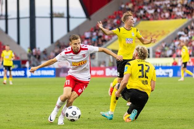 09.08.2024, Fussball, GER, Saison, 2.Liga, Saision 2024 2025, SSV Jahn Regensburg - SSV Ulm 1846 Fußball Nico Ochojski (SSV Jahn Regensburg) gegen Phlipp Strompf DFL REGULATIONS PROHIBIT ANY USE OF PHOTOGRAPHS AS IMAGE SEQUENCES AND OR QUASI-VIDEO. Regensburg Bayern Deutschland Jahnstadion Regensburg