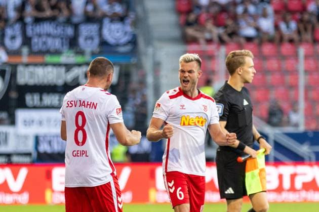 09.08.2024, Fussball, GER, Saison, 2.Liga, Saision 2024 2025, SSV Jahn Regensburg - SSV Ulm 1846 Fußball Jubel nach dem Schlusspfiff bei Andreas Geipl (SSV Jahn) und Benedikt Saller (SSV Jahn) DFL REGULATIONS PROHIBIT ANY USE OF PHOTOGRAPHS AS IMAGE SEQUENCES AND OR QUASI-VIDEO. Regensburg Bayern Deutschland Jahnstadion Regensburg