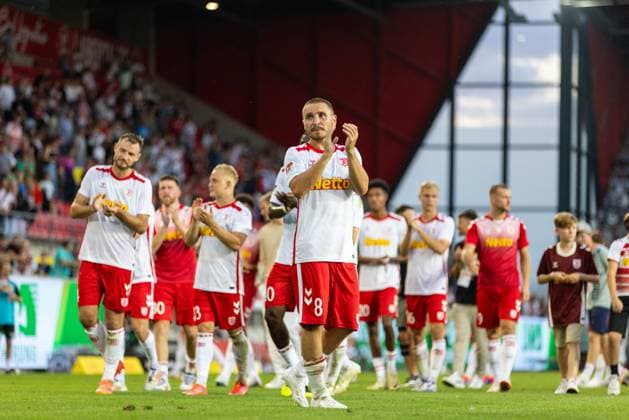 09.08.2024, Fussball, GER, Saison, 2.Liga, Saision 2024 2025, SSV Jahn Regensburg - SSV Ulm 1846 Fußball Jubel bei den Jahnspielern nach dem 1:0 Sieg gegen Ulm DFL REGULATIONS PROHIBIT ANY USE OF PHOTOGRAPHS AS IMAGE SEQUENCES AND OR QUASI-VIDEO. Regensburg Bayern Deutschland Jahnstadion Regensburg