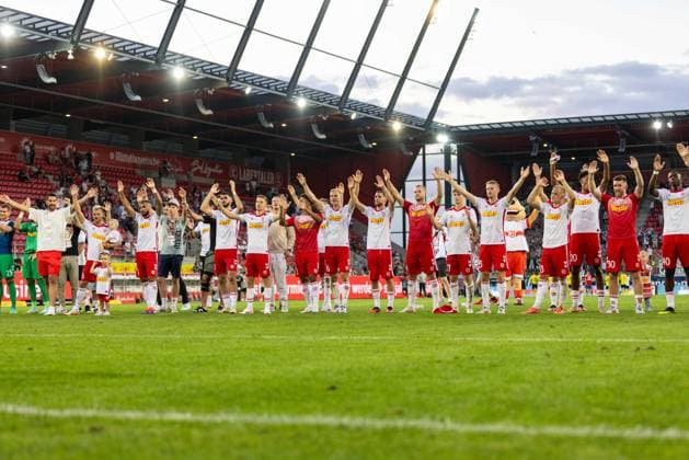 09.08.2024, Fussball, GER, Saison, 2.Liga, Saision 2024 2025, SSV Jahn Regensburg - SSV Ulm 1846 Fußball Jubel bei den Jahnspielern nach dem 1:0 Sieg gegen Ulm DFL REGULATIONS PROHIBIT ANY USE OF PHOTOGRAPHS AS IMAGE SEQUENCES AND OR QUASI-VIDEO. Regensburg Bayern Deutschland Jahnstadion Regensburg