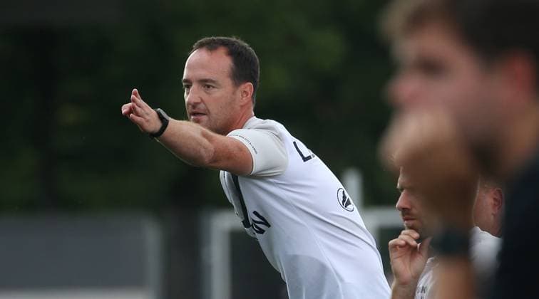 BAU 09.08.2024 Stuttgart Fußball U19 VfB Stuttgart vs. SC Freiburg, Trainer Nico Willig (VfB)