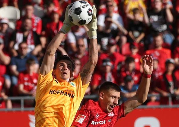 Nahuel Noll (44, Torwart, Greuther Fürth) haelt gegen Daniel Hanslik (19, FC Kaiserslautern) 09.08.2024, Fußball, 2. Bundesliga, FC Kaiserslautern - SpVgg Greuther Fürth, 2. Spieltag, Saison 2024 25, Fritz Walter Stadion, Kaiserslautern, Deutschland, zmdz, ** DFB & DFL regulations prohibit any use of photographs as image sequences and or quasi-video. ** FC Kaiserslautern - SpVgg Greuther Fürth
