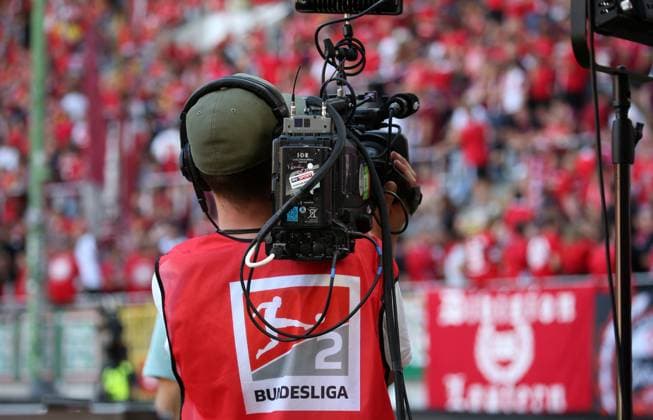 TV Fernsehproduktion 2. Bundesliga 09.08.2024, Fußball, 2. Bundesliga, FC Kaiserslautern - SpVgg Greuther Fürth, 2. Spieltag, Saison 2024 25, Fritz Walter Stadion, Kaiserslautern, Deutschland, zmdz, ** DFB & DFL regulations prohibit any use of photographs as image sequences and or quasi-video. ** FC Kaiserslautern - SpVgg Greuther Fürth