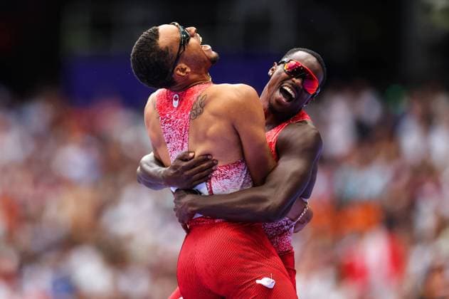 Bilder des Jahres 2024, Sport 08 August Sport Bilder des Tages Paris 2024 Olympic Games, Olympische Spiele, Olympia, OS Stade de France, Paris, France 9 8 2024 Men™s 4x100m Final Canada™s Aaron Brown and Andre DeGrasse celebrate winning a gold medal Aaron Brown and Andre DeGrasse celebrate winning a gold medal 9 8 2024  Copyright: x INPHO MorganxTreacyx MT2_1412