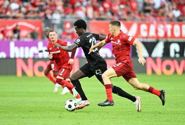 Fussball - 2. Bundesliga - Saison 2024 25 1. FC Kaiserslautern 09.08..2024 Fritz-Walter-Stadion 1. FC Kaiserslautern (fck) - SpVgg Greuther Fürth (fue) 2:2 Laufduell: Robert WAGNER (SpVgg Fürth), li, - Tobias RASCHL (1. FC Kaiserslautern) 1. FC Kaiserslautern