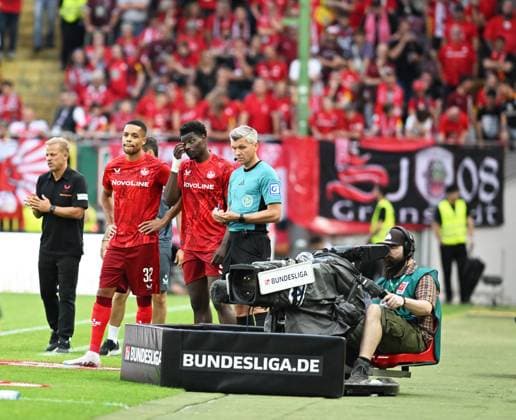 Fussball - 2. Bundesliga - Saison 2024 25 1. FC Kaiserslautern 09.08..2024 Fritz-Walter-Stadion 1. FC Kaiserslautern (fck) - SpVgg Greuther Fürth (fue) 2:2 Wechsel beim FCK: v.li: Trainer Markus ANFANG (1. FC Kaiserslautern) , Jan GYAMERAH (1. FC Kaiserslautern) und Ragnar ACHE (1. FC Kaiserslautern) 1. FC Kaiserslautern