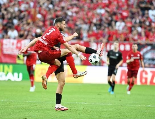 Fussball - 2. Bundesliga - Saison 2024 25 1. FC Kaiserslautern 09.08..2024 Fritz-Walter-Stadion 1. FC Kaiserslautern (fck) - SpVgg Greuther Fürth (fue) 2:2 Boris TOMIAK (1. FC Kaiserslautern), vorne _ Dennis SRBENY (SpVgg Fürth) 1. FC Kaiserslautern