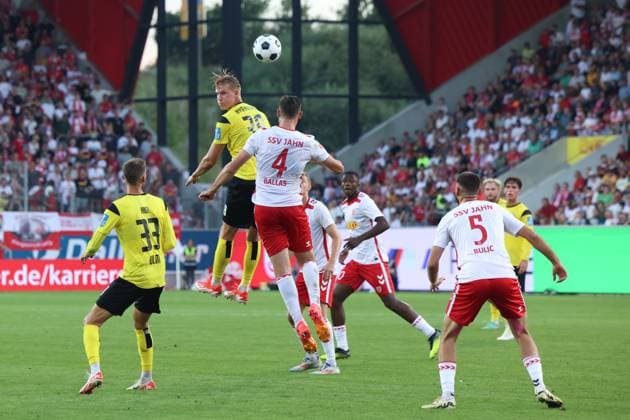 38 Luka Hyrylaeinen (SSV Ulm 1846, 38), 4 Florian Ballas (SSV Jahn Regensburg, 4), 5 Rasim Bulic (SSV Jahn Regensburg, 5), 33 Felix Higl (SSV Ulm 1846, 33), GER, SSV Jahn Regensburg vs. SSV Ulm 1846, Fussball, 2. Bundesliga, 2. Spieltag, Spielzeit 2024, 09.08.2024 (DFB DFL regulations prohibit any use of photographs as image sequences and or quasi-video) GER, SSV Jahn Regensburg vs. SSV Ulm 1846, Fussball, 2. Bundesliga, 2. Spieltag, Spielzeit 2024, 09.08.2024 Regensburg