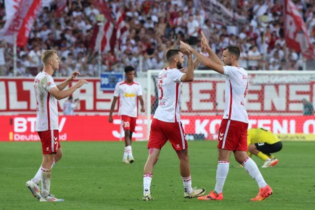 15 Sebastian Ernst (SSV Jahn Regensburg, 15), 4 Florian Ballas (SSV Jahn Regensburg, 4), 20 Noah Gaunus (SSV Jahn Regensburg, 20), 7 Oscar Schoenfelder (SSV Jahn Regensburg, 7), GER, SSV Jahn Regensburg vs. SSV Ulm 1846, Fussball, 2. Bundesliga, 2. Spieltag, Spielzeit 2024, 09.08.2024 (DFB DFL regulations prohibit any use of photographs as image sequences and or quasi-video) GER, SSV Jahn Regensburg vs. SSV Ulm 1846, Fussball, 2. Bundesliga, 2. Spieltag, Spielzeit 2024, 09.08.2024 Regensburg