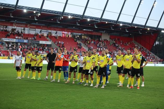10 Andreas Ludwig (SSV Ulm 1846, 10), 11 Dennis Chessa (SSV Ulm 1846, 11), 44 Niklas Castelle (SSV Ulm 1846, 44), 4 Florian Ballas (SSV Jahn Regensburg, 4), 23 Max Brandt (SSV Ulm 1846, 23), 16 Aaron Keller (SSV Ulm 1846, 16), 30 Maurice Krattenmacher (SSV Ulm 1846, 30), 27 Niklas Kolbe (SSV Ulm 1846, 27), 33 Felix Higl (SSV Ulm 1846, 33), GER, SSV Jahn Regensburg vs. SSV Ulm 1846, Fussball, 2. Bundesliga, 2. Spieltag, Spielzeit 2024, 09.08.2024 (DFB DFL regulations prohibit any use of photographs as image sequences and or quasi-video) GER, SSV Jahn Regensburg vs. SSV Ulm 1846, Fussball, 2. Bundesliga, 2. Spieltag, Spielzeit 2024, 09.08.2024 Regensburg