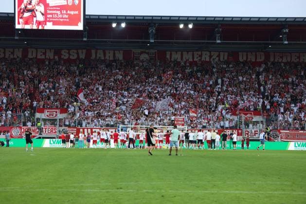 Team Regensburg vor ihren Fans, GER, SSV Jahn Regensburg vs. SSV Ulm 1846, Fussball, 2. Bundesliga, 2. Spieltag, Spielzeit 2024, 09.08.2024 (DFB DFL regulations prohibit any use of photographs as image sequences and or quasi-video) GER, SSV Jahn Regensburg vs. SSV Ulm 1846, Fussball, 2. Bundesliga, 2. Spieltag, Spielzeit 2024, 09.08.2024 Regensburg
