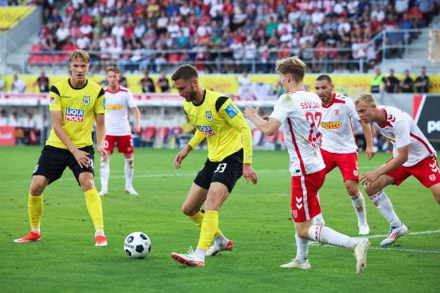 28 Sascha Risch (SSV Ulm 1846, 28), 33 Felix Higl (SSV Ulm 1846, 33), 27 Dominik Kother (SSV Jahn Regensburg, 27), GER, SSV Jahn Regensburg vs. SSV Ulm 1846, Fussball, 2. Bundesliga, 2. Spieltag, Spielzeit 2024, 09.08.2024 (DFB DFL regulations prohibit any use of photographs as image sequences and or quasi-video) GER, SSV Jahn Regensburg vs. SSV Ulm 1846, Fussball, 2. Bundesliga, 2. Spieltag, Spielzeit 2024, 09.08.2024 Regensburg