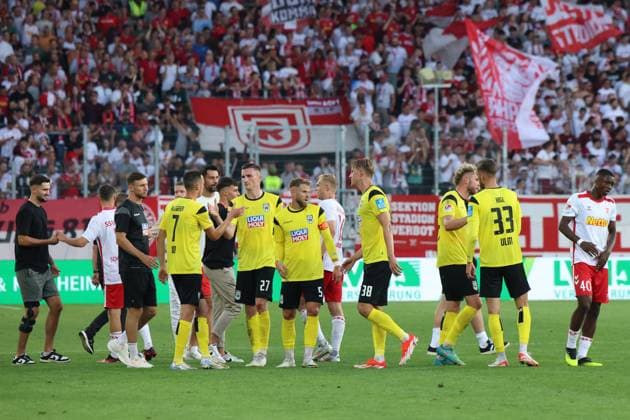 7 Bastian Allgeier (SSV Ulm 1846, 7), 33 Felix Higl (SSV Ulm 1846, 33),27 Niklas Kolbe (SSV Ulm 1846, 27), 5 Johannes Reichert (SSV Ulm 1846, 5), 40 Mansour Ouro-Tagba (SSV Jahn Regensburg, 40), GER, SSV Jahn Regensburg vs. SSV Ulm 1846, Fussball, 2. Bundesliga, 2. Spieltag, Spielzeit 2024, 09.08.2024 (DFB DFL regulations prohibit any use of photographs as image sequences and or quasi-video) GER, SSV Jahn Regensburg vs. SSV Ulm 1846, Fussball, 2. Bundesliga, 2. Spieltag, Spielzeit 2024, 09.08.2024 Regensburg