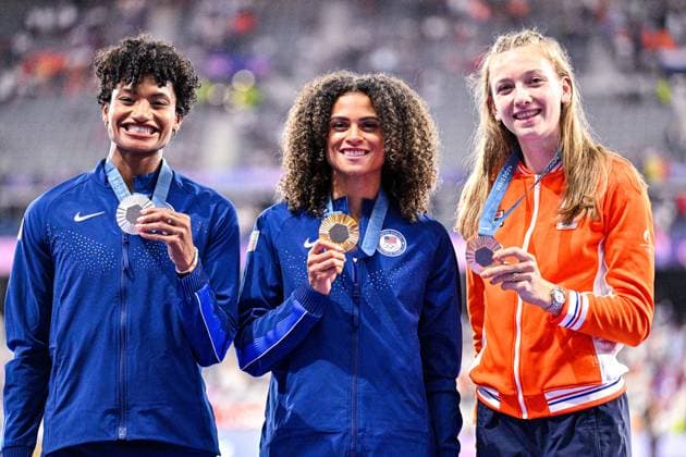 2024-08-09 Athletics - Olympic Games, Olympische Spiele, Olympia, OS Paris 2024 - Day 14 PARIS, FRANCE - AUGUST 9: Anna Cockrell of USA winner of the silver medal, Sydney McLaughlin-Levrone of USA winner of the gold medal, Femke Bol of the Netherlands winner of the brons medal during the medal ceremony after competing in the Women s 400m Hurdles Final during Day 14 of Athletics - Olympic Games Paris 2024 at Stade de France on August 9, 2024 in Paris, France. (Photo by Andy Astfalck BSR Agency) Paris France Content not available for redistribution in The Netherlands directly or indirectly through any third parties. Copyright: xBSRxAgencyx