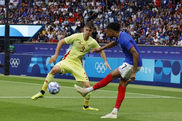 Michael Olise of France and Juan Miranda of Spain, Football, Men s Gold Medal Match between France and Spain during the Olympic Games, Olympische Spiele, Olympia, OS Paris 2024 on 9 August 2024 at Parc des Princes in Paris, France - Photo Gregory Lenormand DPPI Media Panoramic OLYMPIC GAMES PARIS 2024 - 09 08 DPPI Panoramic  21024017_GRL_65082