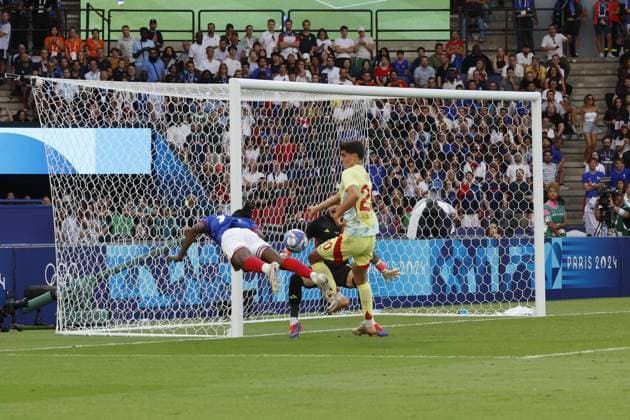 Bradley Locko of France and Juanlu Sánchez of Spain, Football, Men s Gold Medal Match between France and Spain during the Olympic Games, Olympische Spiele, Olympia, OS Paris 2024 on 9 August 2024 at Parc des Princes in Paris, France - Photo Gregory Lenormand DPPI Media Panoramic OLYMPIC GAMES PARIS 2024 - 09 08 DPPI Panoramic  21024017_GRL_66057