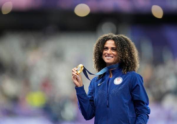 Women s 400m hurdles gold medalist Sydney McLaughlin-Levrone of the U.S. holds her medal on the podium during the Paris 2024 Olympic Games, Olympische Spiele, Olympia, OS Athletics competition at the Stade de France in Paris, France, on Friday, August 9, 2024.  OLY202408091813 PAULxHANNA