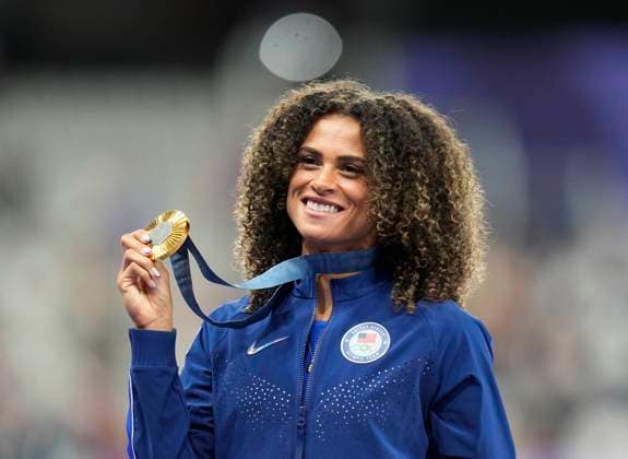 Women s 400m hurdles gold medalist Sydney McLaughlin-Levrone of the U.S. holds her medal on the podium during the Paris 2024 Olympic Games, Olympische Spiele, Olympia, OS Athletics competition at the Stade de France in Paris, France, on Friday, August 9, 2024.  OLY202408091814 PAULxHANNA